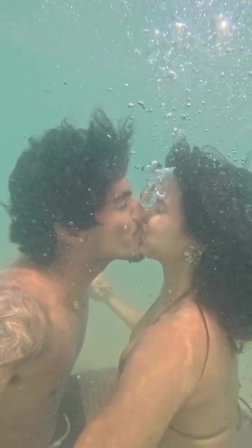 Gabriel Medina e Isabella Arantes curtem praia em Alagoas — Foto: Reprodução/Instagram