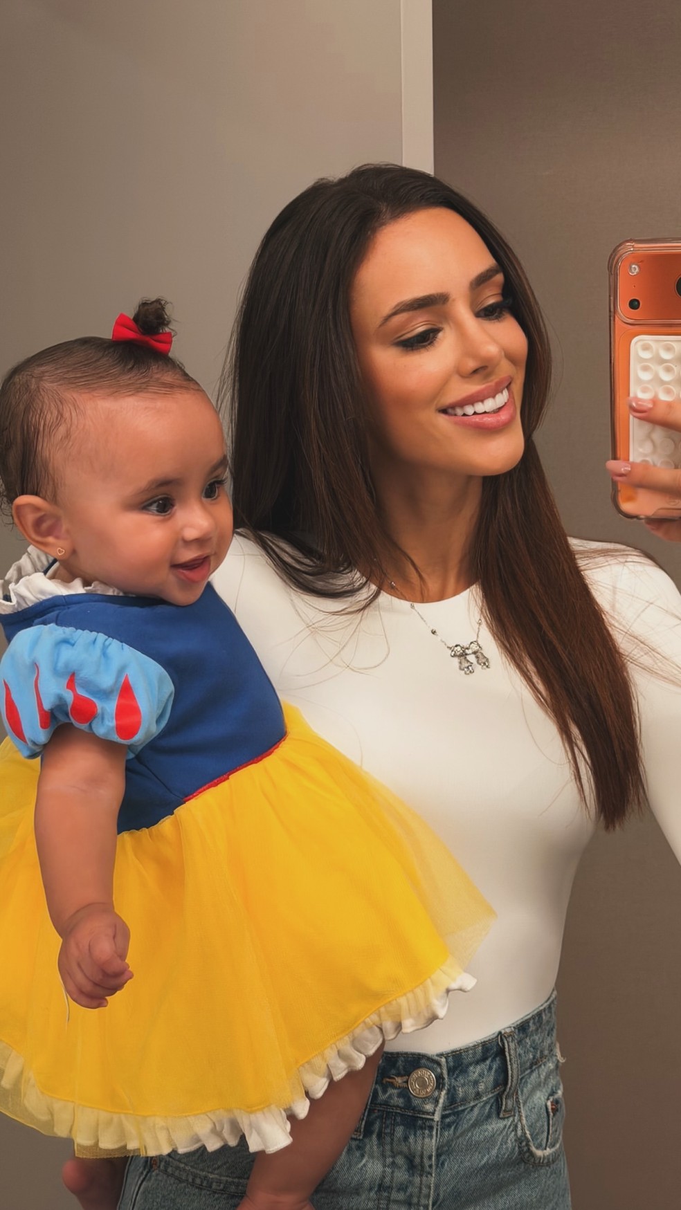 Bruna Biancardi, Neymar, Mavie e Mel curtem noite do pijama com cabana e pizza — Foto: Reprodução/Instagram