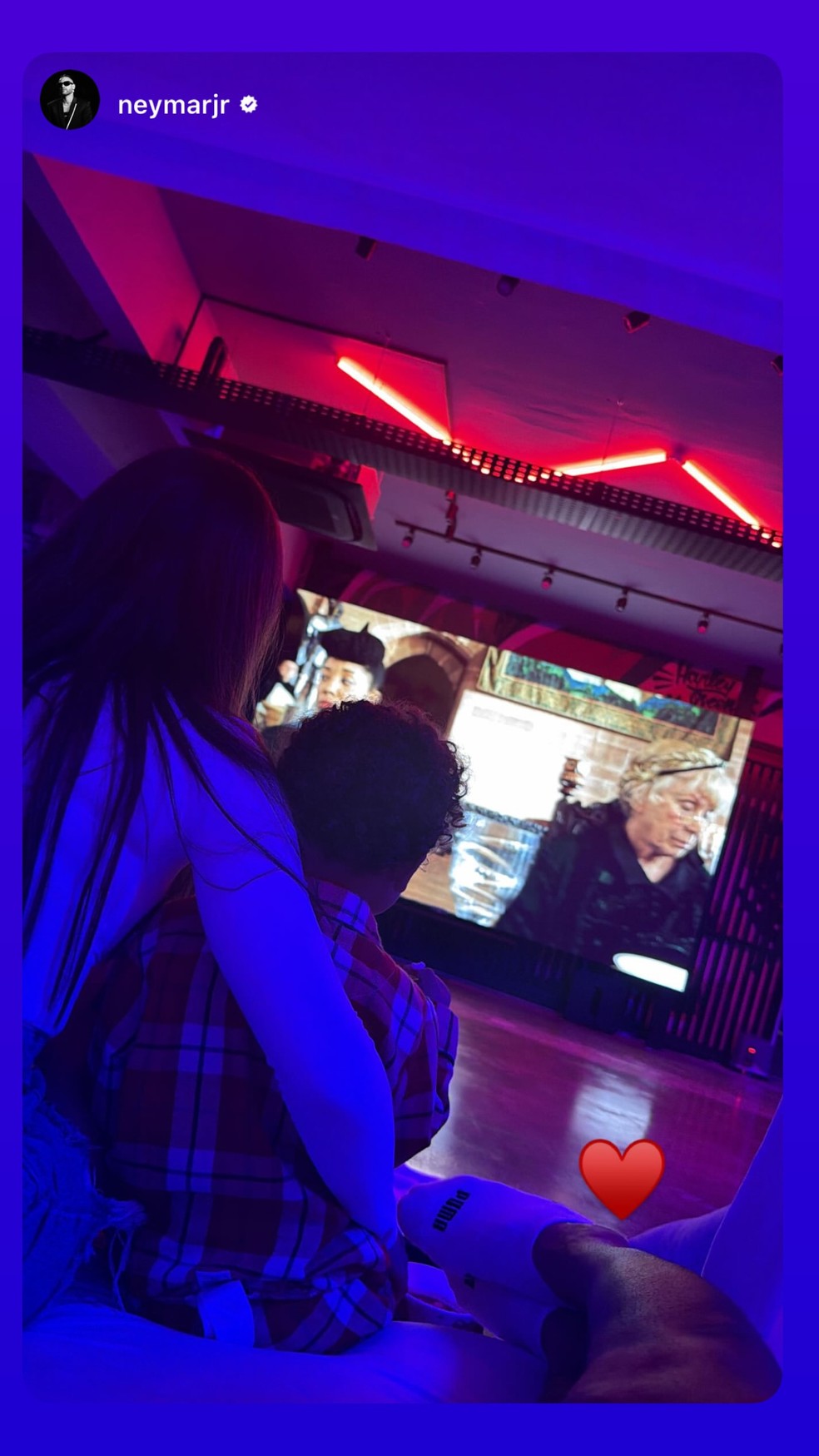 Bruna Biancardi, Neymar, Mavie e Mel curtem noite do pijama com cabana e pizza — Foto: Reprodução/Instagram