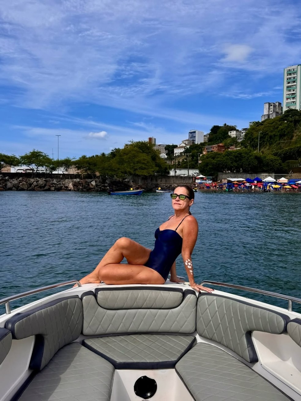 Ingrid Guimarães faz passeio de barco na Bahia — Foto: Reprodução/Instagram