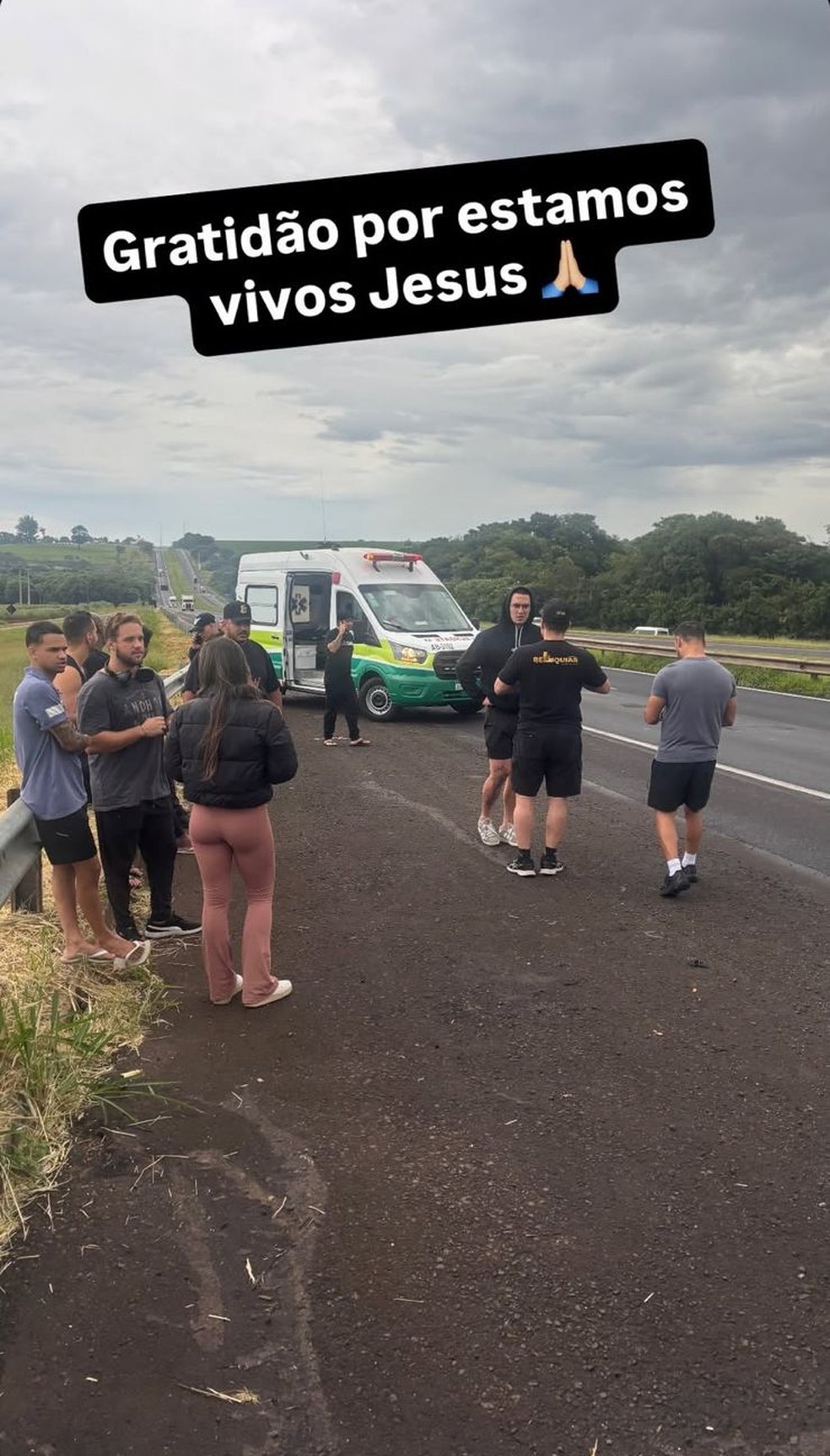 Latino e equipe sofrem acidente de ônibus em rodovia no interior de SP — Foto: Reprodução | Instagram