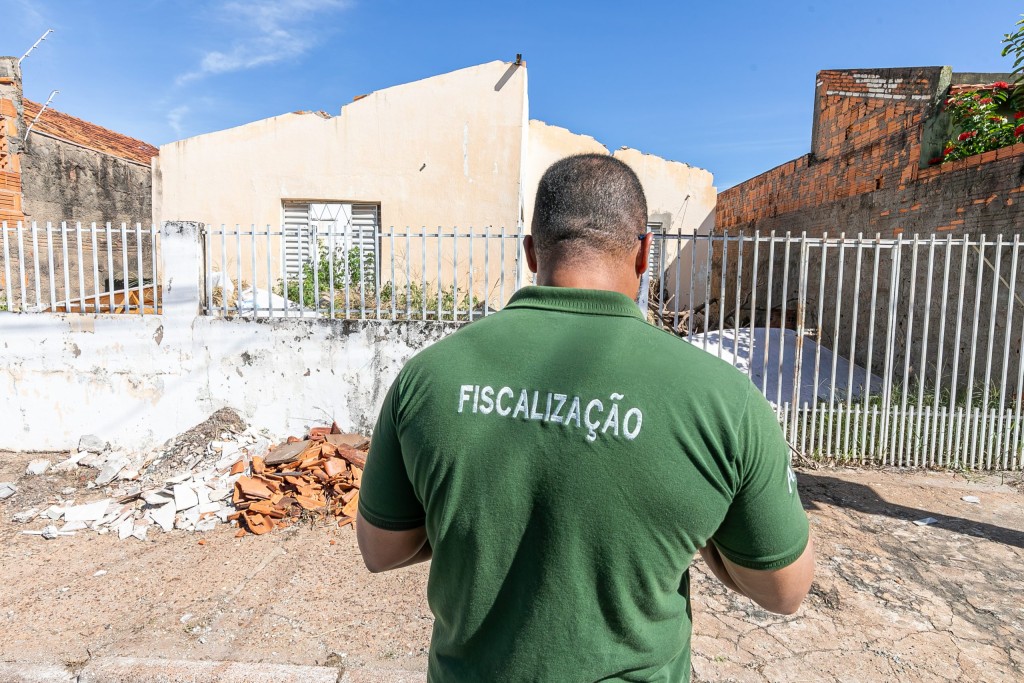 Lotes com matagal, risco estrutural e focos de dengue terão multas somatórias em Cuiabá