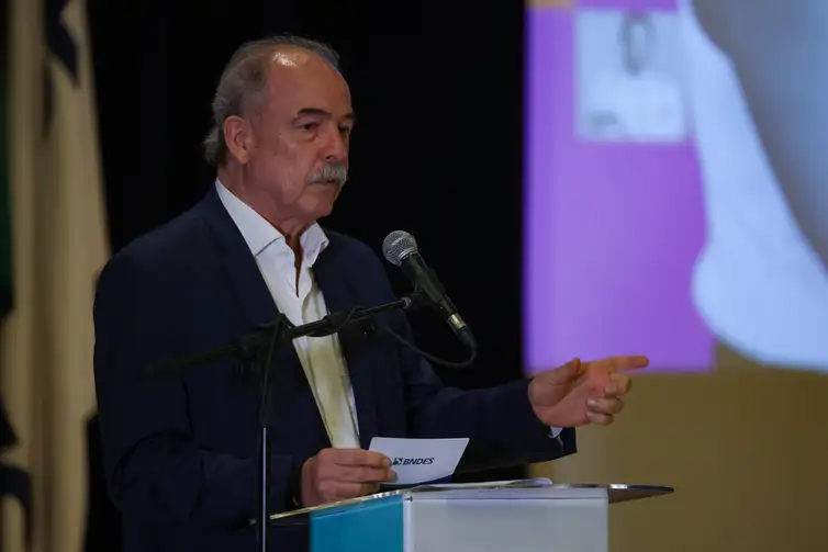 Rio de Janeiro (RJ), 12/03/2026 – O presidente do Banco Nacional de Desenvolvimento Econômico e Social (BNDES), Aloizio Mercadante durante anúncio de apoio a ações de proteção às mulheres e empreendedorismo feminino na sede do banco, no centro do Rio de Janeiro. Foto: Tomaz Silva/Agência Brasil