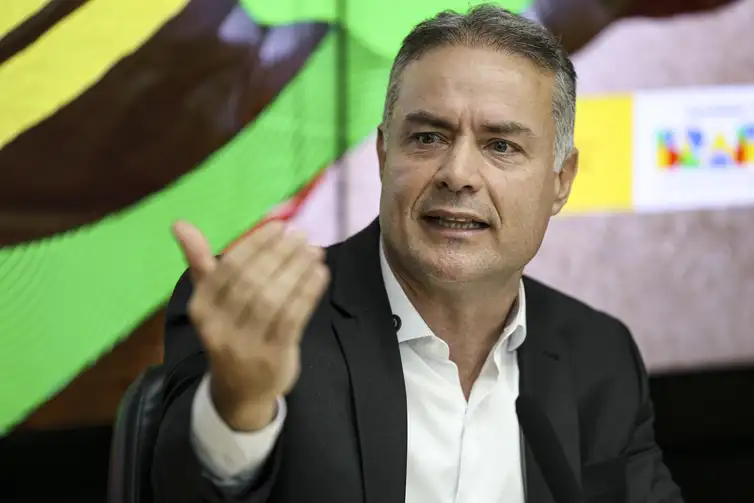 Marcelo Camargo/Agência Brasil Brasília (DF), 09/01/2026 - O ministro dos Transportes, Renan Filho, durante cerimônia que oficializa medida administrativa que autoriza a renovação automática da Carteira Nacional de Habilitação (CNH) para bons motoristas. Foto: Marcelo Camargo/Agência Brasil