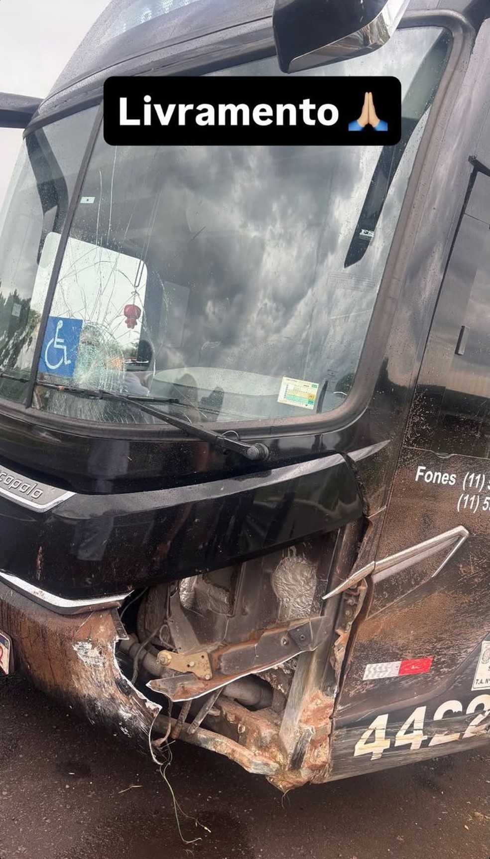 Latino e equipe sofrem acidente de ônibus em rodovia no interior de SP — Foto: Reprodução | Instagram