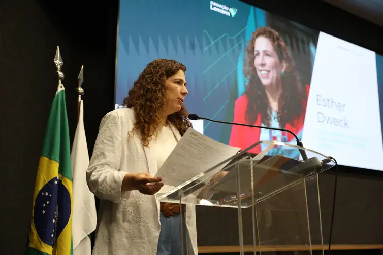 Brasília (DF), 17/03/2026 - A ministra de Gestão e da Inovação em Serviços Públicos, Esther Dweck, durante palestra da economista franco-estadunidense Esther Duflo, com o tema “O papel das evidências e da pesquisa aplicada no aprimoramento das políticas públicas”. Foto: Valter Campanato/Agência Brasil