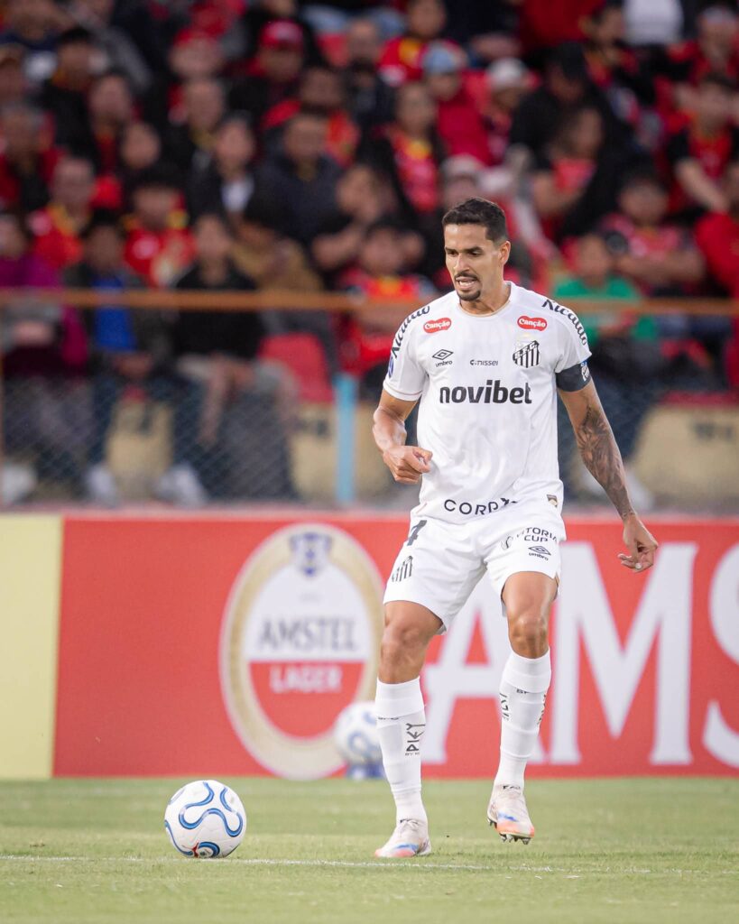 Santos leva gol olímpico e perde do Deportivo Cuenca na estreia da Sul-Americana