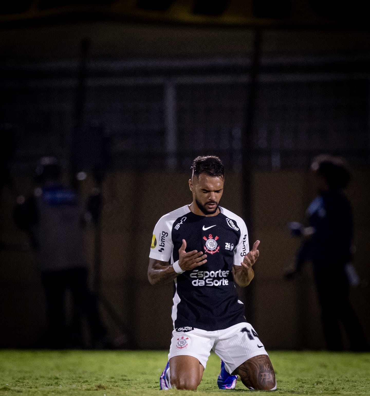 Corinthians bate Peñarol e encaminha ida às oitavas da Libertadores