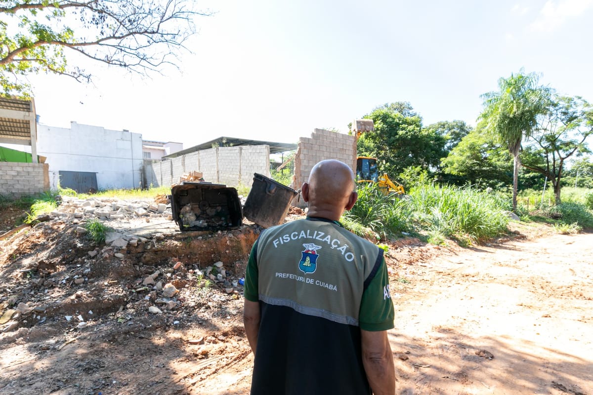 Prefeitura derruba imóveis em área de preservação ambiental e fecha distribuidora em Cuiabá
