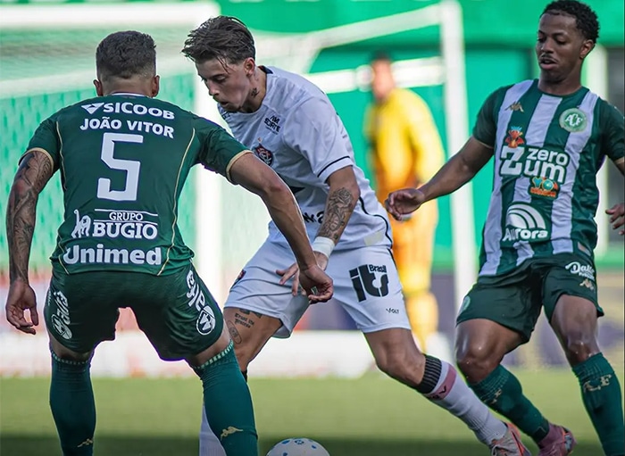 Com um a menos, Vitória arranca empate e deixa Chape no Z4 do Brasileiro