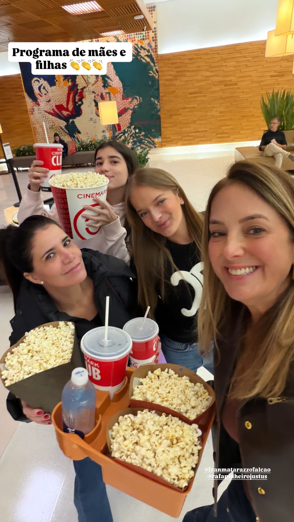 Ticiane Pinheiro e Rafaella Justus vão com amigas ao cinema assistir a 'Michael' — Foto: Reprodução/Instagram