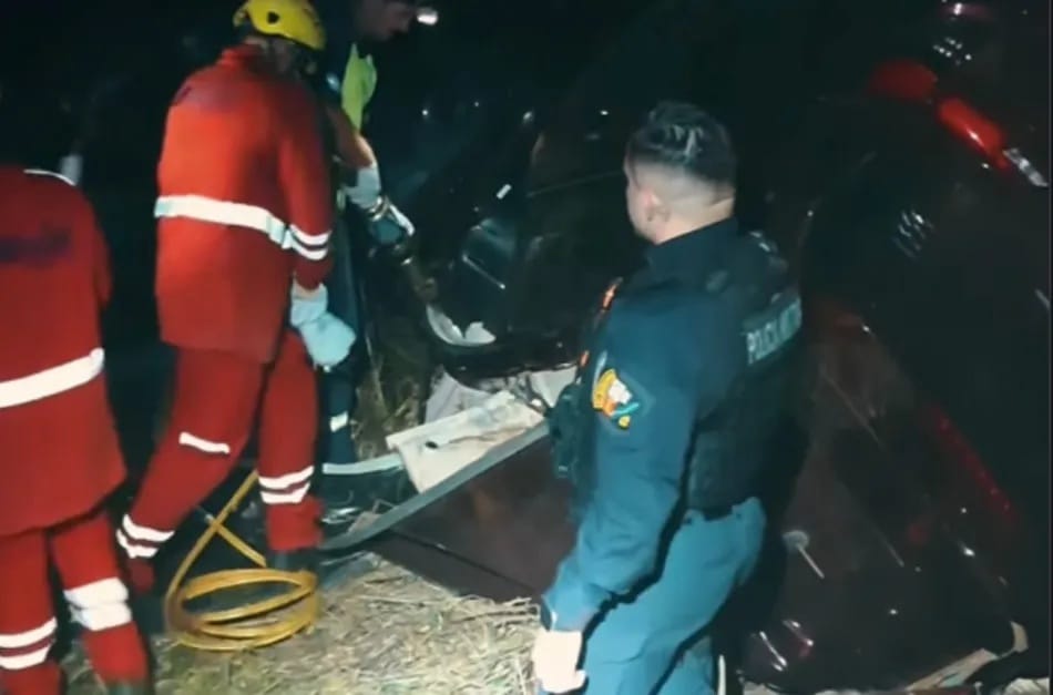 Casal morre preso às ferragens após batida entre carro e caminhão na MT-010