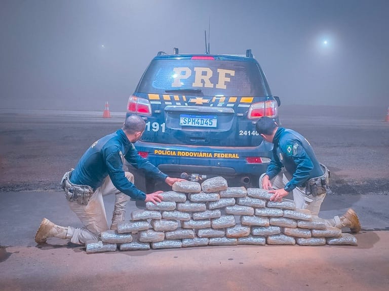 PRF flagra caminhonete com 21 quilos de supermaconha e prende traficantes em MT