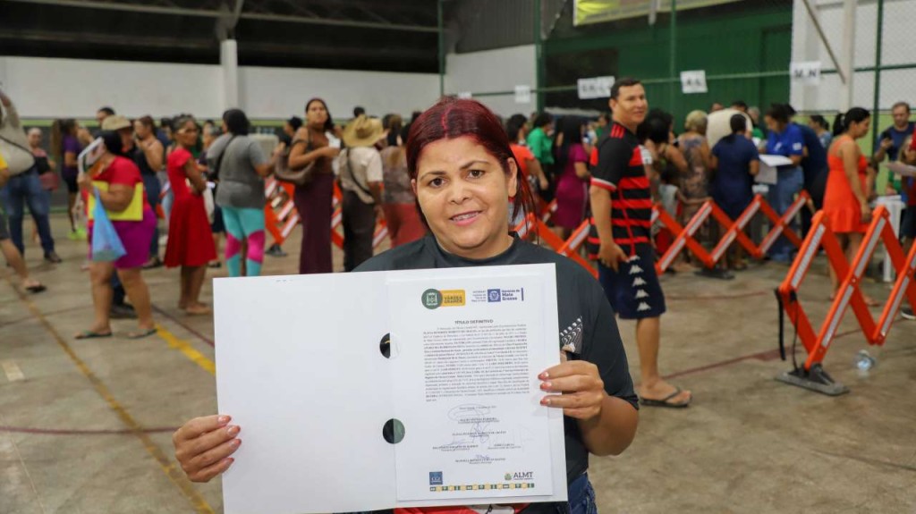 Prefeitura de Várzea Grande entrega títulos definitivos a famílias do Jardim Manaíra