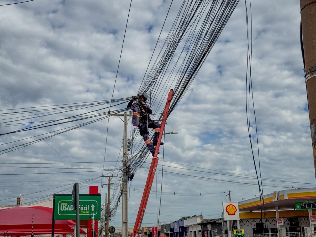 Operação remove cabos irregulares neste domingo na avenida Comandante Costa