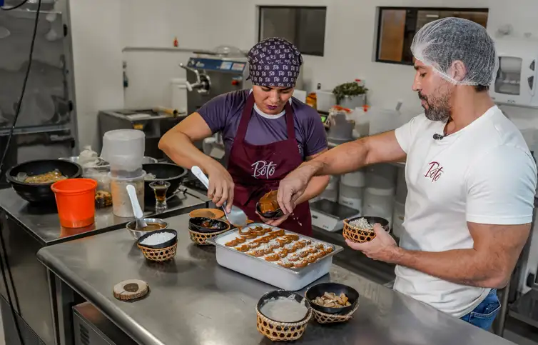 12/05/2026 - Santarém- Tiago Silva mostra em sua cozinha, como é o preparo do sorvete gelato. O engenheiro de produção Tiago Silva enxergou na 
biodiversidade amazônica uma oportunidade de 
negócio. Criou a Boto Gelato da Amazônia e 
transformou ingredientes regionais como cupuaçu, 
jambu, cumaru e castanha-do-Pará em uma marca 
desejada por turistas e consumidores de todo o país.
Com três lojas, 15 colaboradores e crescimento de 
35% no último ano, evoluiu de gelateria para 
marca-destino. Hoje avança no varejo, prepara 
expansão para o Sudeste, inaugura espaço de 
experiências amazônicas em Alter do Chão. O negócio 
de sucesso impacta a cadeia fornecedora, de 
pequenos produtores rurais da região. Foto: Rafa Neddermeyer/Agência Brasil