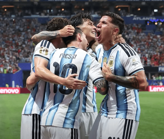 Argentina consegue virada histórica sobre o Egito e avança às quartas de final da Copa