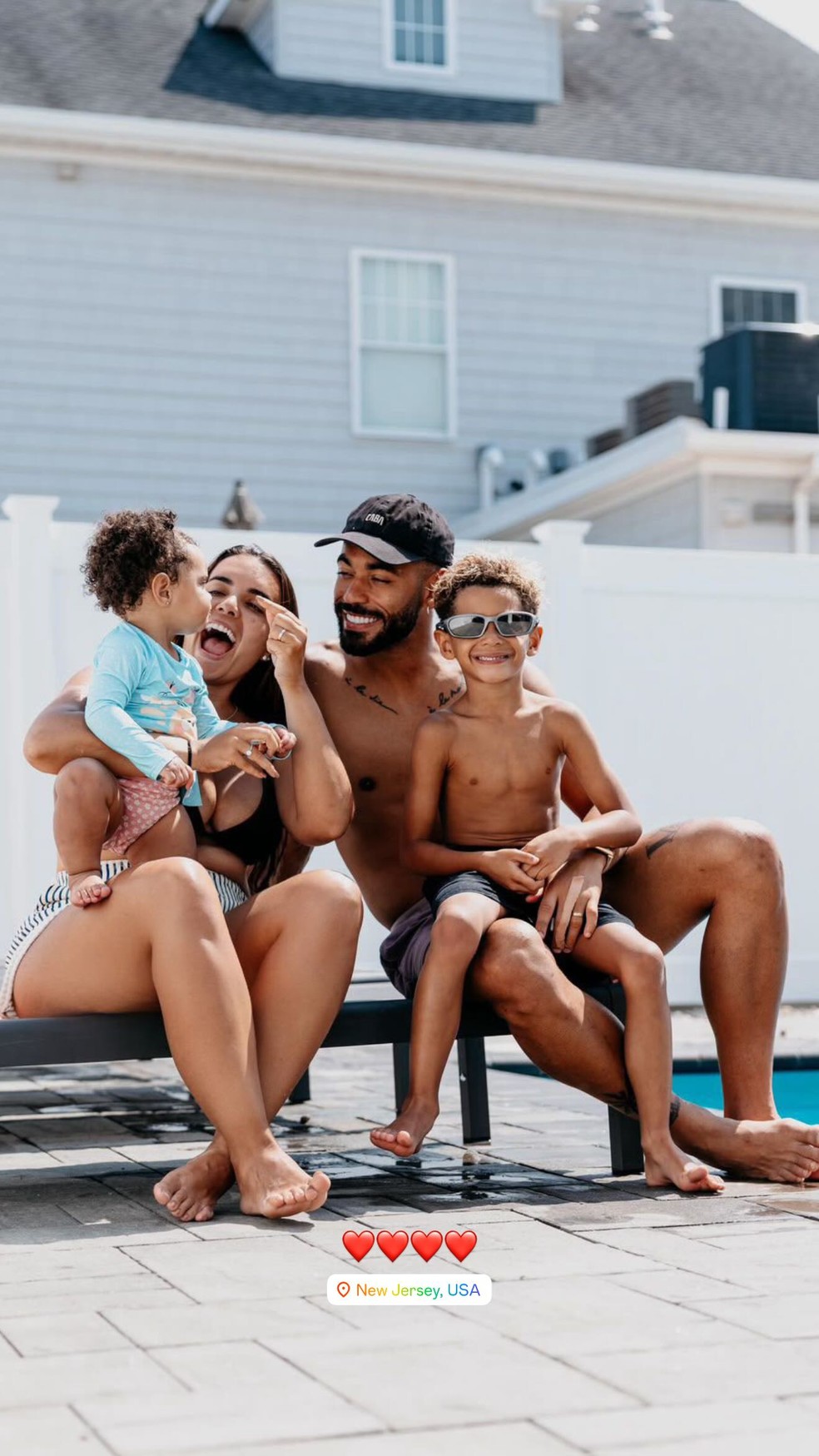 Matheus Cunha com a esposa, Gabi Cunha, e os filhos, Levi e Liz — Foto: Reprodução/Instagram
