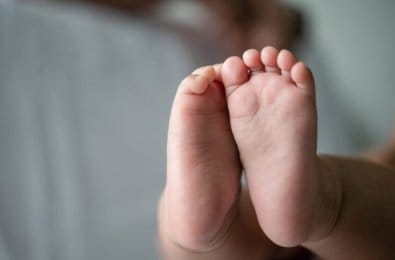 Bebê de 10 meses é ferida durante briga dos pais e precisa ser hospitalizada