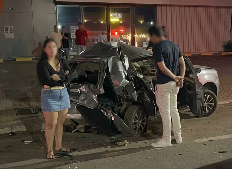 Criança de quatro anos morre e mãe fica ferida após carro ser atingido por suv de luxo; condutor é preso