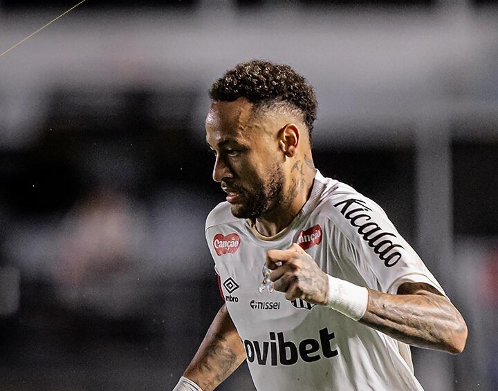Com Neymar e Gabigol decisivos, Santos vira sobre o Macará na Sul-Americana