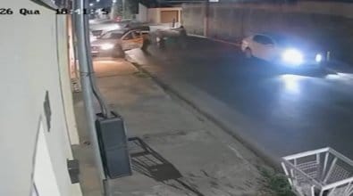 Dupla armada invade casa, faz casal refém e foge com carro em Várzea Grande; vídeo