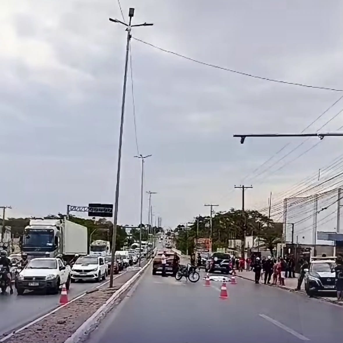 Filho se ajoelha e faz oração diante do corpo do pai após atropelamento em Cuiabá