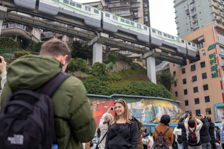 Estação de metrô Liziba, em Chongqing, que passa por dentro de edifícios. Foto: Huang Wei/Xinhua