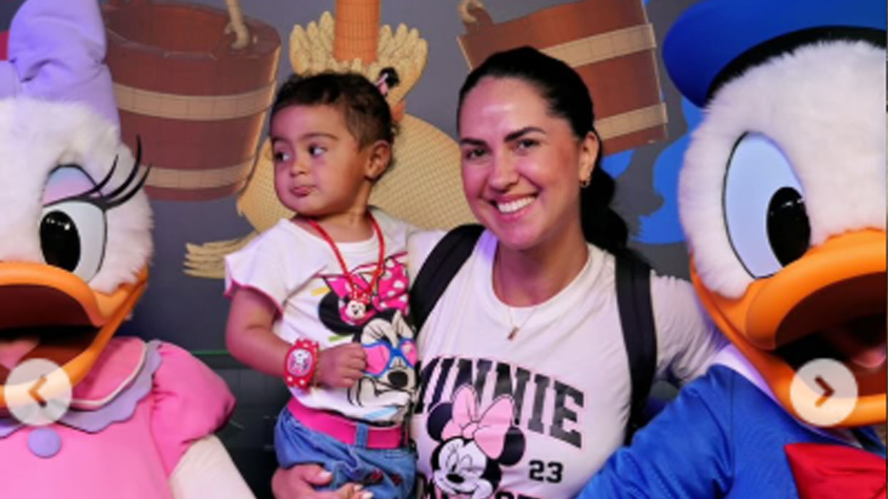 Graciele Lacerda se emociona ao ver encontro de Clara com Mickey e Minnie